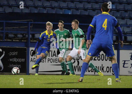 Lurgan, Irlanda del Nord. 17 Novembre 2015 - Europeo UEFA Under 21 il campionato, gruppo Qualificatore 3. Irlanda del Nord 1 Ucraina 2. Per l'Ucraina Oleksandr Zinchenko (19) sulla sfera. Foto Stock