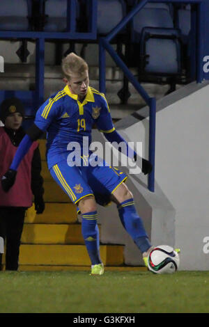 Lurgan, Irlanda del Nord. 17 Novembre 2015 - Europeo UEFA Under 21 il campionato, gruppo Qualificatore 3. Irlanda del Nord 1 Ucraina 2. Per l'Ucraina Oleksandr Zinchenko (19) sulla sfera. Foto Stock