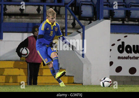 Lurgan, Irlanda del Nord. 17 Novembre 2015 - Europeo UEFA Under 21 il campionato, gruppo Qualificatore 3. Irlanda del Nord 1 Ucraina 2. Per l'Ucraina Oleksandr Zinchenko (19) sulla sfera. Foto Stock