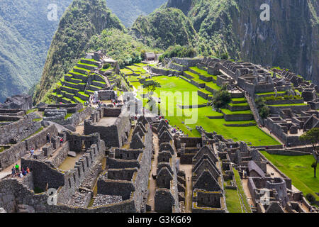 Panoramica del Machu Picchu insediamento nelle montagne delle Ande del Perù Foto Stock