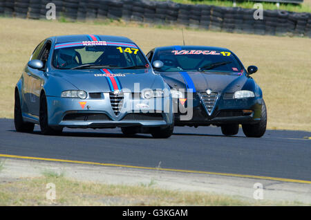 Sydney, Australia. Decimo Apr, 2016. Il giorno 2 del Nuovo Galles del Sud motore campionati gara Round 2 presenti una ampia varietà di corse tra cui Supersports, sport berline, vetture di Formula, del miglioramento della produzione, Formaula Vee e la veloce Alfa. Nella foto è veloce Alfa racing. © Mitchell Burke/Pacific Press/Alamy Live News Foto Stock