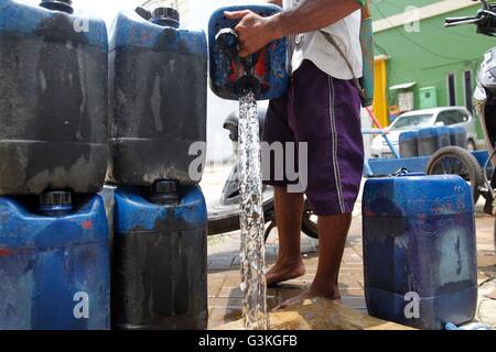 Jakarta, Indonesia. 04 Mar, 2016. Un uomo si riempie di acqua pulita per un complesso di alloggiamento in corrispondenza di una zona costiera. Circa 230 milioni di persone in Indonesia sono sotto i rischi per la salute da acqua contaminata che sono tra i più elevati nel sud-est asiatico. La carenza di acqua sarà il mondo più pressante problema nel prossimo decennio, aggravato da una crescente popolazione mondiale, il cambiamento climatico è previsione di perturbare il regime delle precipitazioni, portando a più gravi siccità e inondazioni, che pongono problemi per la fornitura di acqua fresca. © Garry Andrew Lotulung/Pacific Press/Alamy Live News Foto Stock