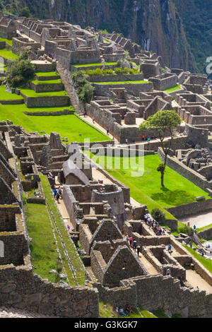 Panoramica del Machu Picchu insediamento nelle montagne delle Ande del Perù Foto Stock