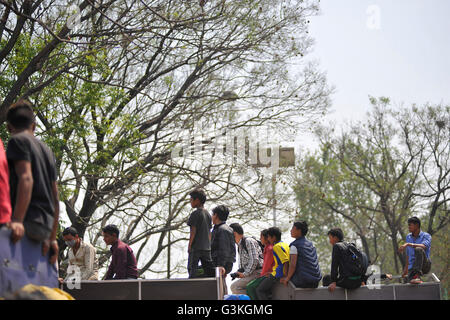 Kathmandu, Nepal. 07 apr, 2016. Popolo nepalese salire sul veicolo per guardare Ghode Jatra o 'festival di cavalli" celebrata all'esercito Pavilion, Tudikhel, Kathmandu, Nepal il 7 aprile, 2016. © Narayan Maharjan/Pacific Press/Alamy Live News Foto Stock