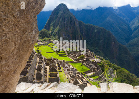 Panoramica del Machu Picchu insediamento nelle montagne delle Ande del Perù Foto Stock