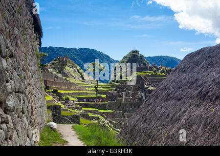 Vista tra due stoccaggio granella edifici a Machu Picchu in Perù Foto Stock