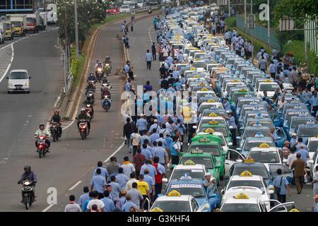 Jakarta, Indonesia. 22 Mar, 2016. I tassisti bloccano la strada principale durante una manifestazione di protesta per chiedere al governo vieta ride-salutando le app. © Garry Andrew Lotulung/Pacific Press/Alamy Live News Foto Stock