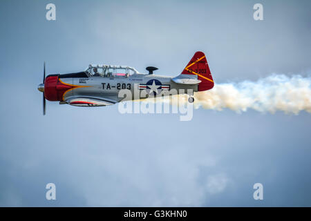 Albion Park, Australia. 30 apr, 2016. North American Harvard display all annuale "ali su di Illawarra Airshow" al Illawarra aeroporto regionale. © Hugh Peterswald/Pacific Press/Alamy Live News Foto Stock