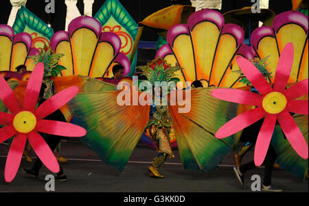 Manila, Filippine. Xvi Apr, 2016. Un membro di Manaragat Festival di Catbalogan Samar provincia esegue come il loro gruppo compete durante la street dance di concorrenza a Aliwan Fiesta 2016 a Manila. È stato un evento annuale che attrae estera e di turismo locale per la presentazione di cultura filippina e il patrimonio delle diverse regioni. © Marlo Cueto/Pacific Press/Alamy Live News Foto Stock