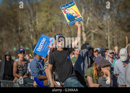 Brooklyn, Stati Uniti. Xvii Apr, 2016. Più di 28.000 persone inondati di Brooklyn Prospect Park per il candidato presidenziale Bernie Sanders. La campagna ha chiamato il suo più grande rally ancora. Gli ospiti inclusi le indie band Orso grizzly, Danny Devito, Justin Long e sost. Tulsi Gabbard, D-Hawaii, e Brooklyn Consigliere Jumaane Williams, un occupare Wall Street attivista che giri fino alla folla con un 'mic controllare' © Michael Nigro/Pacific Press/Alamy Live News Foto Stock