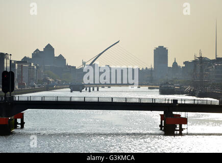 Dublino dal fiume Liffey mostra Samuel Beckett Bridge Foto Stock