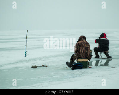 Pesca sul ghiaccio in Russia centrale sul fiume Volga Foto Stock