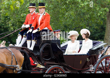 Il principe Harry Duchessa di Cornovaglia e la Duchessa di Cambridge che viaggiano dal carrello al centro commerciale per Trooping il colore Londra Foto Stock