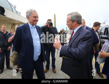 Leader UKIP Nigel Farage (destra) parla con ex gabinetto conservatore ministro Jonathan Aitken durante il suo partito referendum bus tour a Ramsgate in Thanet, Kent. Foto Stock