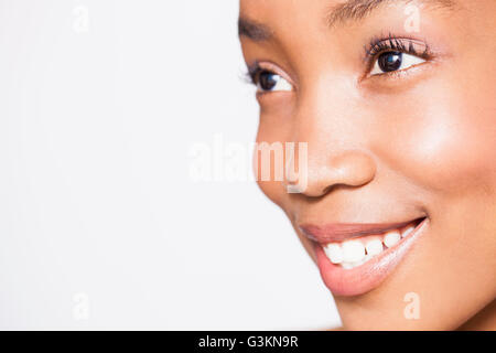 Ritratto di giovane donna, sorridente, close-up Foto Stock