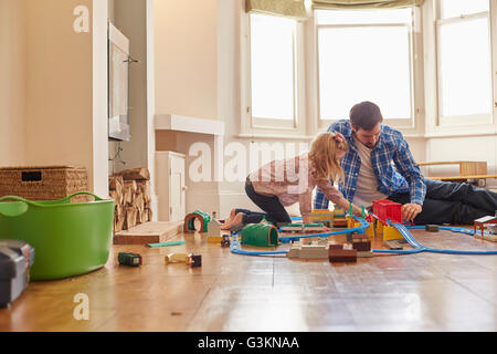 Padre e figlia gioca con toy train set Foto Stock