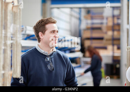 Metà maschio adulto lavoratore nella fabbrica di produzione Foto Stock