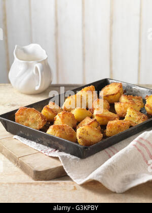 Patate arrosto con croccante di stagionatura nel vassoio Foto Stock