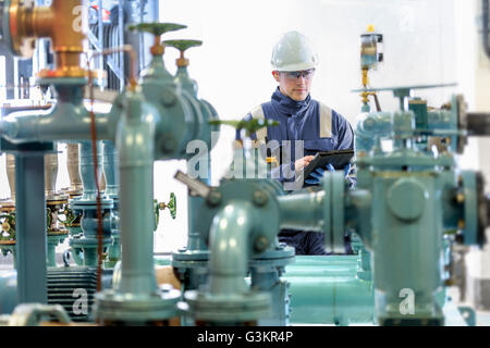 Apprendista operaio nella centrale idroelettrica Foto Stock