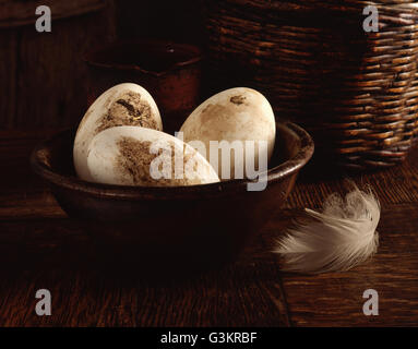 Organici di uova di oca in vintage ciotola di legno Foto Stock