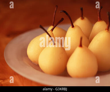 Pere in camicia su una piastra Foto Stock