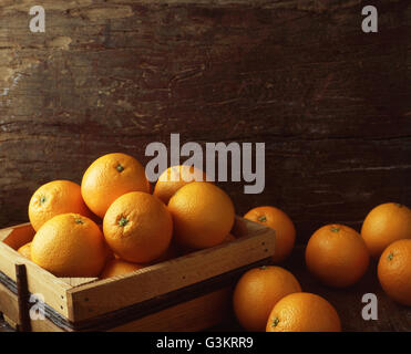 Arance in una scatola di legno Foto Stock