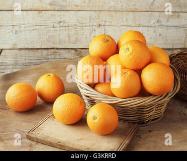 Arance nel cesto di vimini Foto Stock
