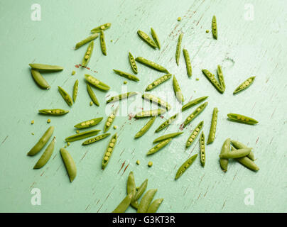 Vista aerea di piselli in baccelli di piselli su sfondo verde Foto Stock