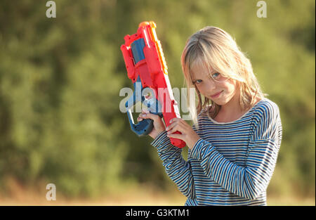 Ritratto di ragazza con pistola ad acqua, Buonconvento, Toscana, Italia Foto Stock