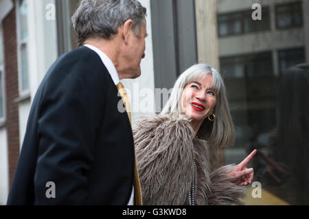 Giovane vestito e interessati in vetrina Foto Stock