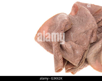 Fette sottili di freddo Roast Beef, isolata contro uno sfondo bianco, con copia spazio e nessun popolo Foto Stock