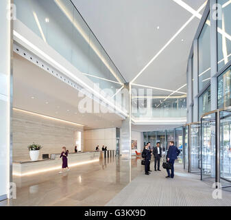 Vista verso la reception dalla entrata vetrata. 62 Buckingham Gate, Londra, Regno Unito. Architetto: PCP Architetti, 2016. Foto Stock