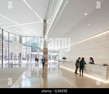 Banco di ricevimento in entrata vetrata. 62 Buckingham Gate, Londra, Regno Unito. Architetto: PCP Architetti, 2016. Foto Stock