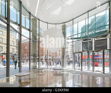 Vista dal banco della reception di ingresso vetrato. 62 Buckingham Gate, Londra, Regno Unito. Architetto: PCP Architetti, 2016. Foto Stock