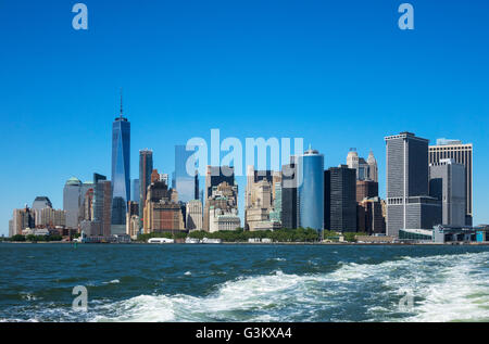 Skyline di Manhattan come visto da Staten Island Ferry Crossing del porto di New York Foto Stock