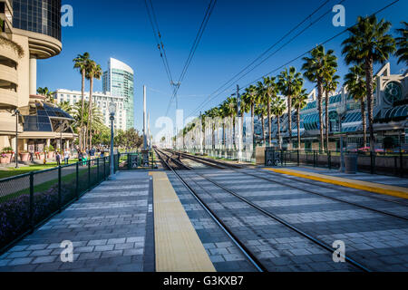 I binari della ferrovia nei pressi del Centro Congressi di San Diego, California. Foto Stock