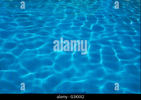 Riflessi di acqua, sole riflessi sull'acqua in una piscina Foto Stock