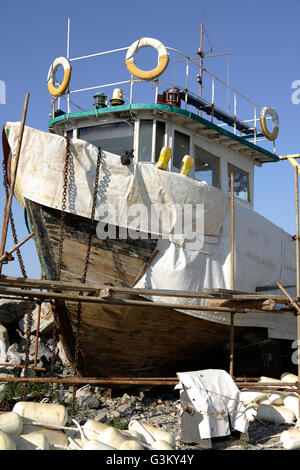 Barca da riparare, porto di pescatori, Chernomorets, Bulgaria, Europa Foto Stock