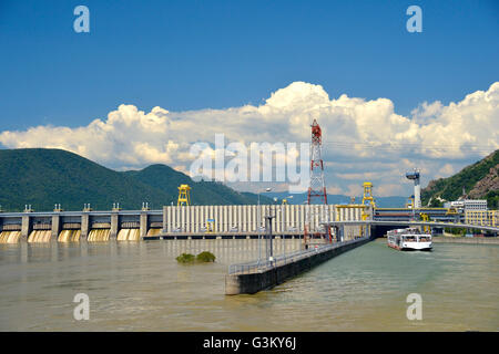 Nave passeggeri in acqua, serratura centrale idroelettrica nel Danubio, power plant Kraftwerk Eisernes Tor 1, confine tra Serbia e Foto Stock