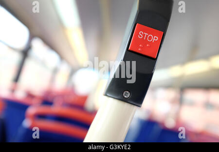 I mezzi di trasporto pubblico bus stop pulsante rosso Foto Stock