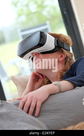 La realtà virtuale cuffia indossata da persona di sesso femminile Foto Stock