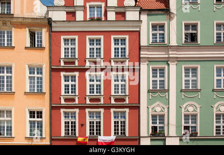 Le variopinte facciate delle case della città sul Rynek, la piazza del mercato, a Wroclaw, Bassa Slesia, Polonia, Europa Foto Stock