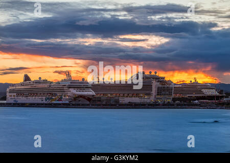 Tre navi da crociera ormeggiate nel porto di Victoria a Ogden Point-Victoria, British Columbia, Canada. Foto Stock