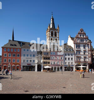 Hauptmarkt, la piazza principale del mercato con Marktkirche San Gangolf chiesa, Trier, Renania-Palatinato, PublicGround Foto Stock