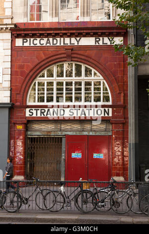 Anteriore per il filamento in disuso la stazione della metropolitana sulla linea di Piccadilly in The Strand, Londra, Inghilterra, Regno Unito, Europa Foto Stock