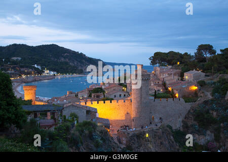 Vila Vella storico distretto di notte, Tossa de Mar, Costa Brava Catalogna, Europa PublicGround Foto Stock