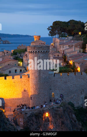 Vila Vella storico distretto di notte, Tossa de Mar, Costa Brava Catalogna, Europa PublicGround Foto Stock