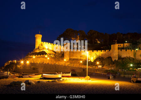 Vila Vella storico distretto di notte, Tossa de Mar, Costa Brava Catalogna, Europa PublicGround Foto Stock