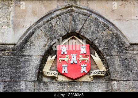 La città di Winchester stemma sul municipio a Winchester Regno Unito Foto Stock