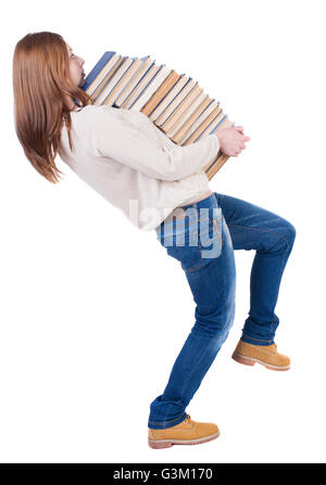 Una ragazza porta un pesante pila di libri. vista posteriore. Vista posteriore di raccolta persone. vista posteriore di persona. Isolato su sfondo bianco. Foto Stock